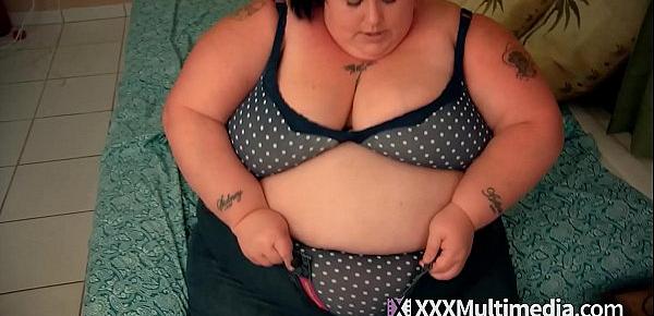  SSBBW Reenaye Starr Struggles To Fit In Her Tight Clothes